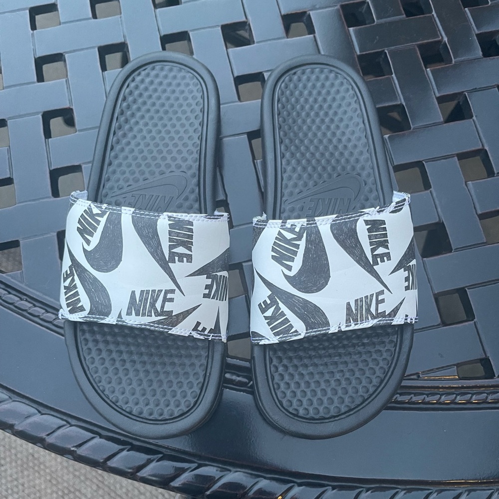 Brand new NWOT- Nike slides